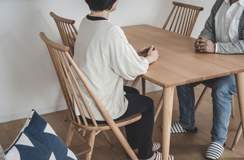 婚姻費用請求の話し合いをする男女