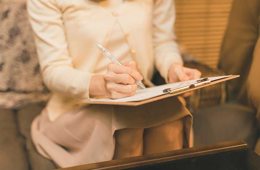 浮気についてのアンケートに答える女性