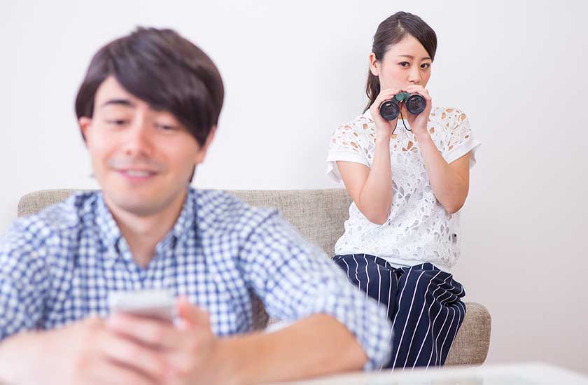 パートナーのスマホの使用頻度を観察する女性