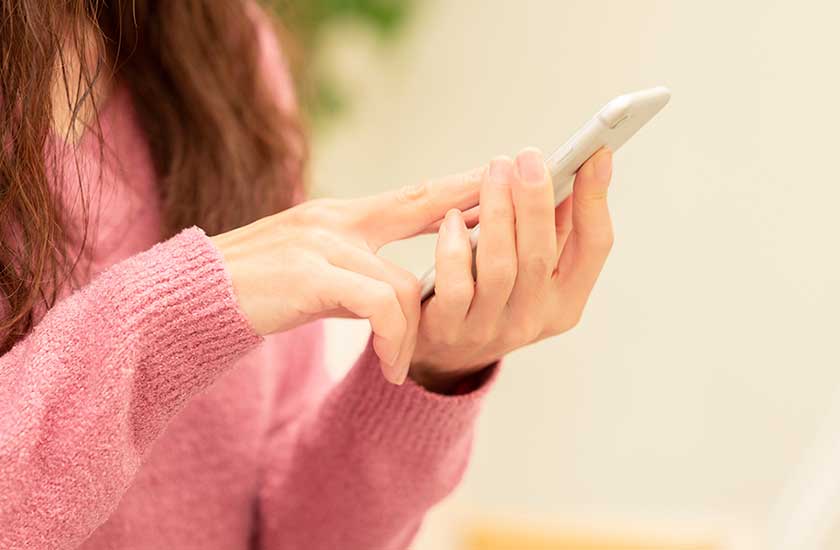 パートナーからのLINEの返事を待つ女性