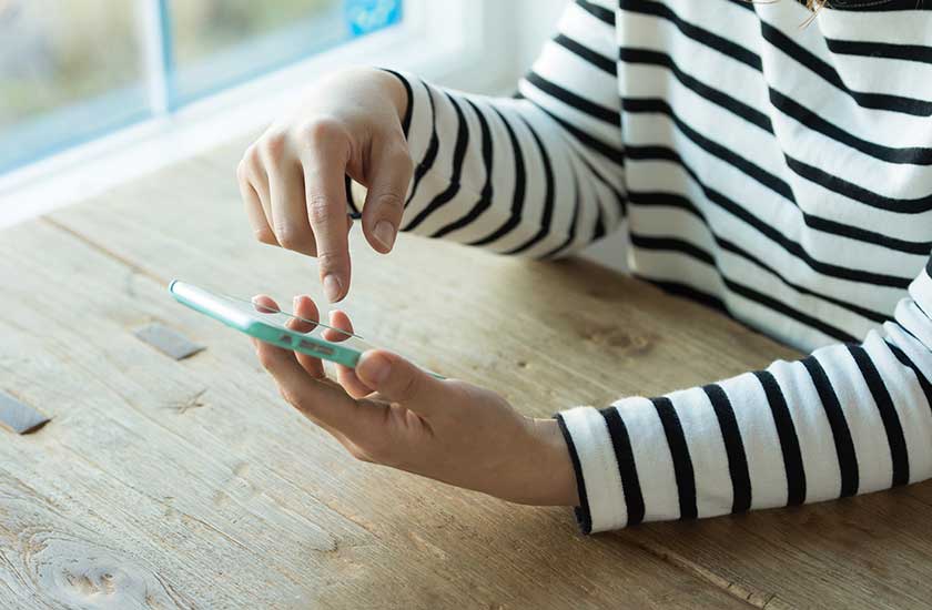 娘の携帯電話の電源が入っているか確認する母親