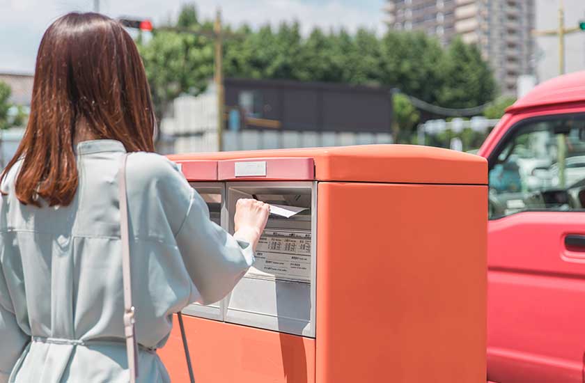 連絡が取れなくなった相手へ内容証明郵便を送る女性