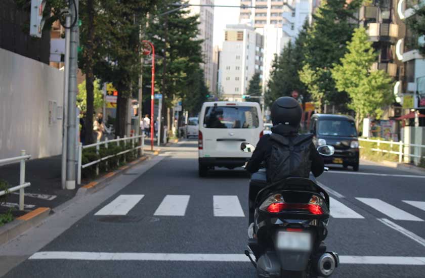 バイクで備考中の探偵