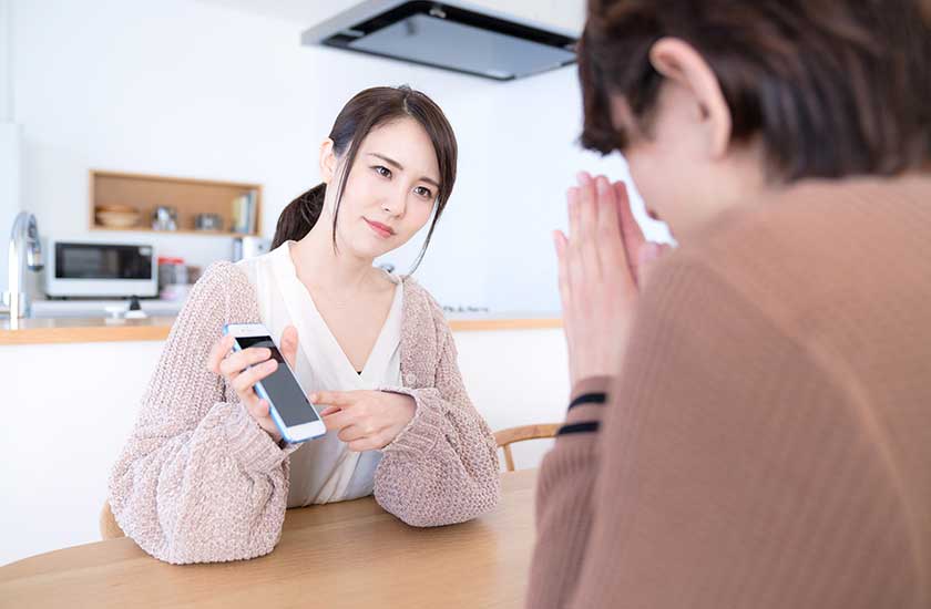浮気の謝罪をする男性