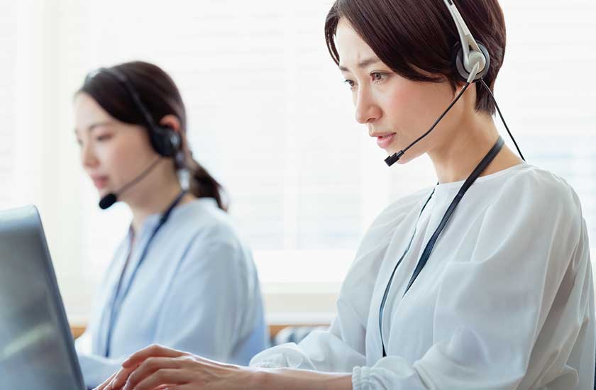 初回の電話相談のやり取りをするスタッフ