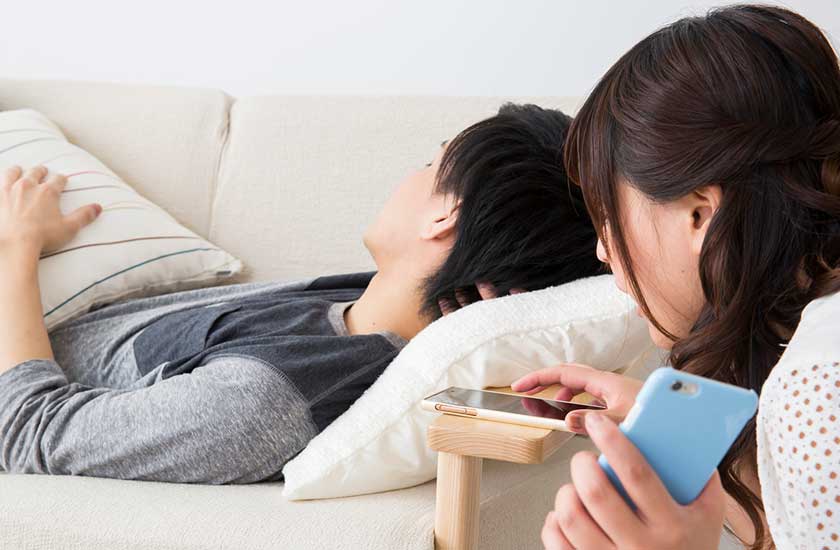 パートナーのスマホを盗み見する女性