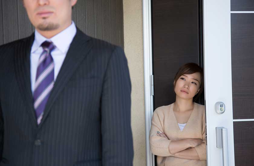 夫の社内不倫を疑う妻