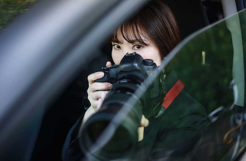 張り込み調査中の探偵