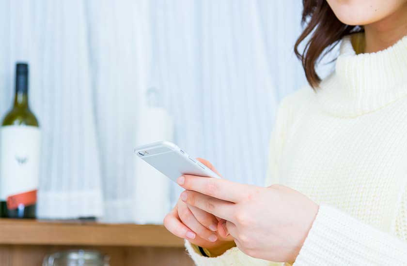 単身赴任中のパートナーからの折り返しを待つ女性
