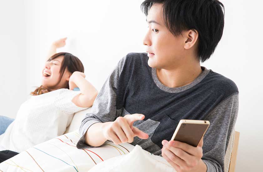 怪しいスマホの扱い方をする夫