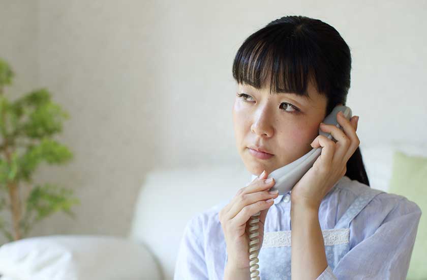 別居した旦那に連絡を試みる妻
