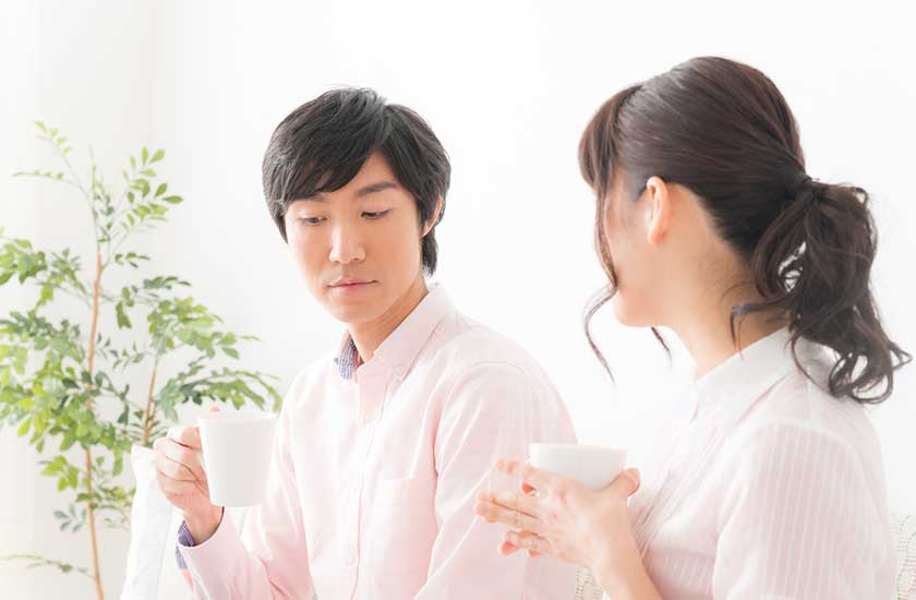 罪悪感が原因で不自然な態度をとる夫