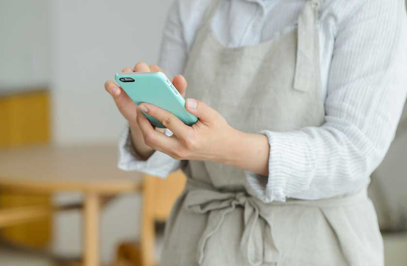 無料相談でできないことを調べる女性