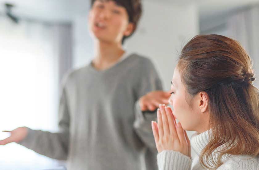 パートナーを問い詰めて理由がないとシラを切られた女性