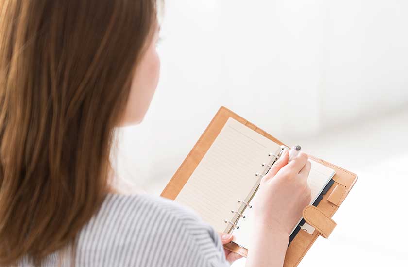 異変の記録を残す女性