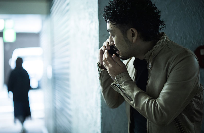 浮気の尾行調査を行う探偵