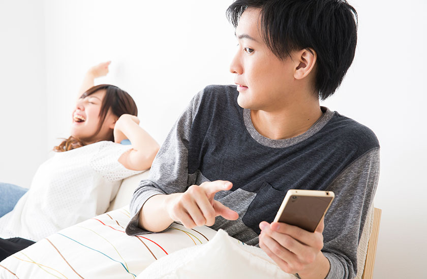 画面を隠しながらインスタ投稿する男性