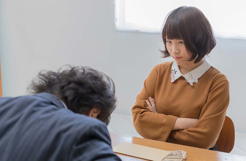 不倫の慰謝料を請求する女性