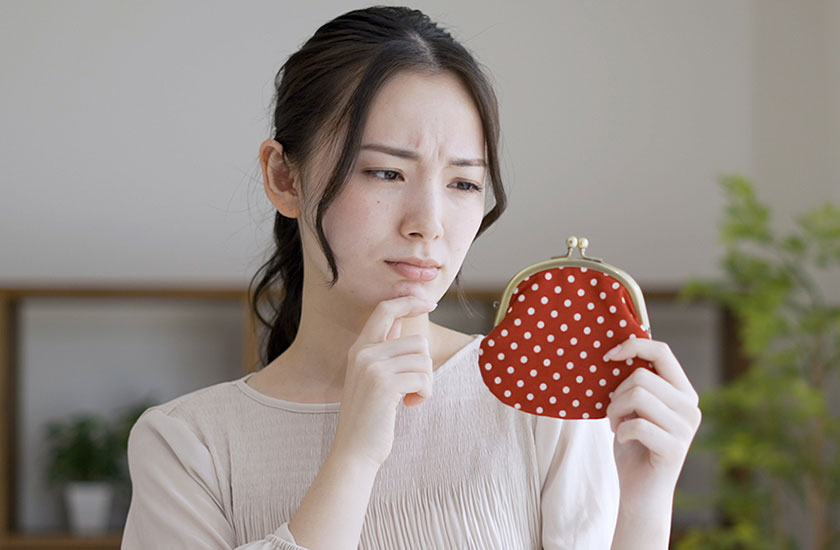 身辺調査にかかる料金を考える女性