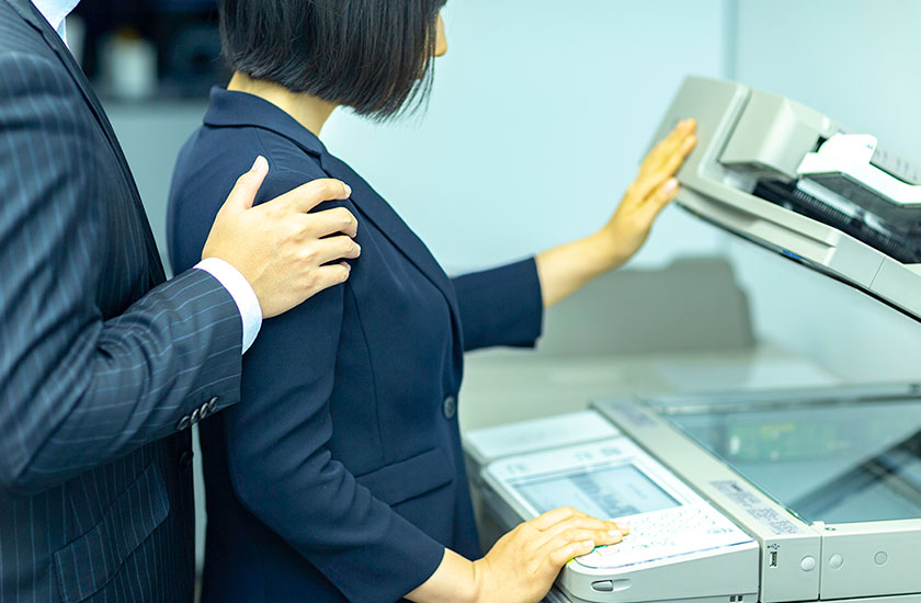 職場で浮気をする男女