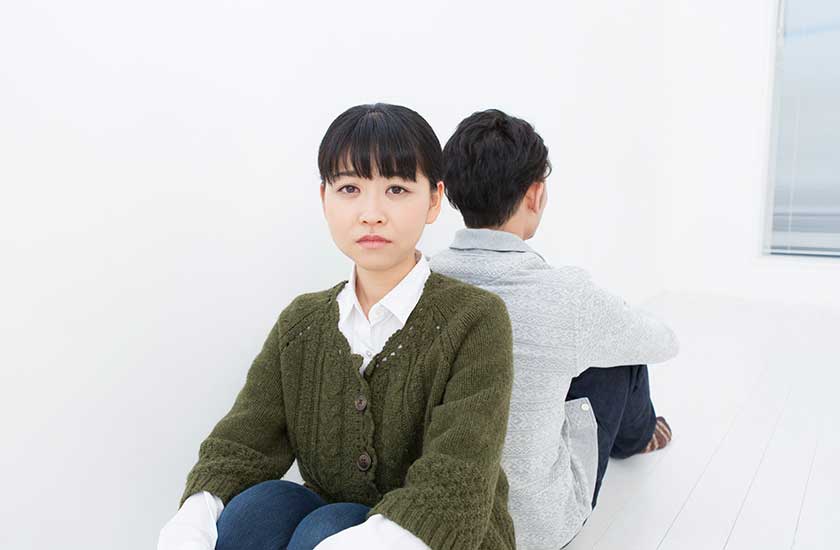 夫を信頼できないと感じている女性