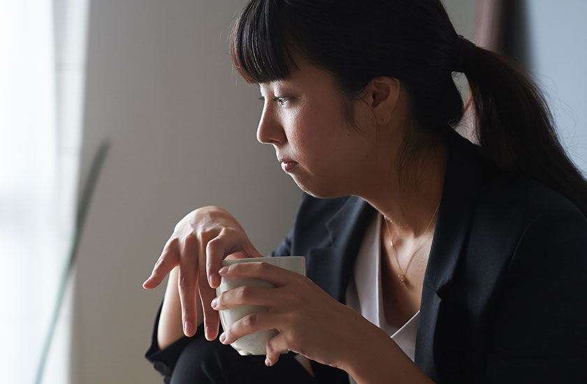 パートナーの浮気兆候に気づいた女性