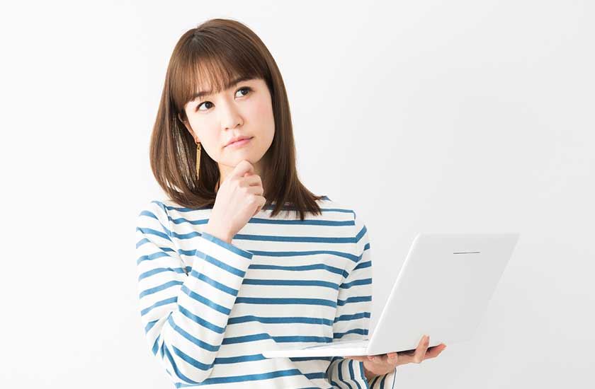 浮気調査の合法性について考える女性