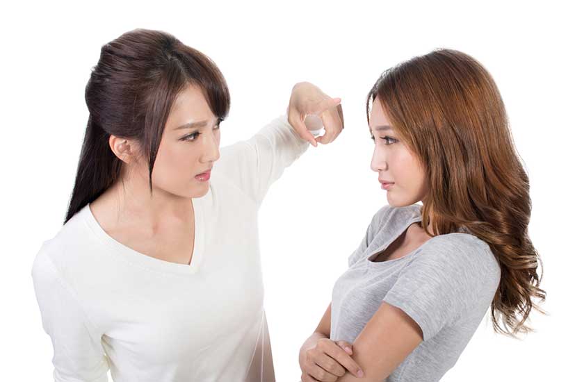 パートナーの浮気相手を問い詰める女性