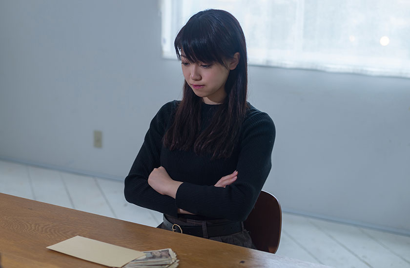 慰謝料を請求する女性