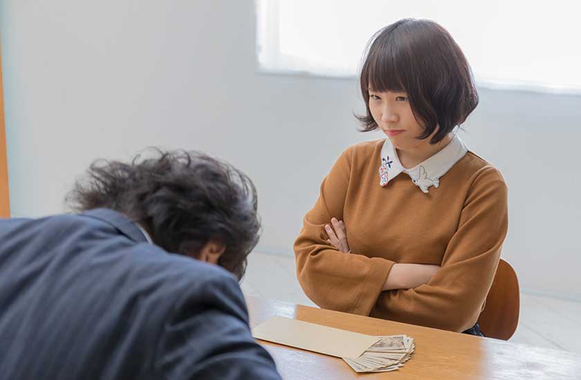 慰謝料を請求する女性