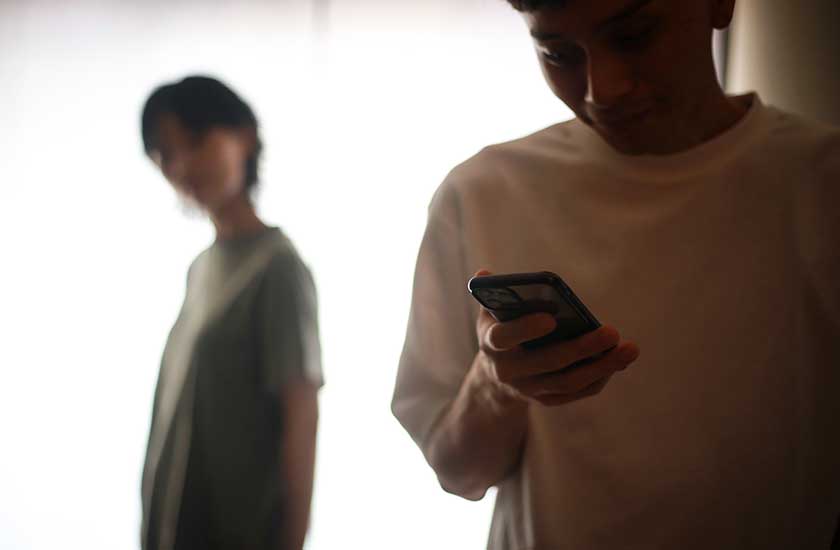 浮気が原因でスマホの扱いに変化が出た男性