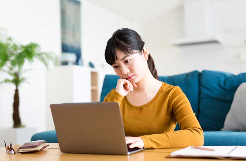 身辺調査の費用相場をネットで調べる女性