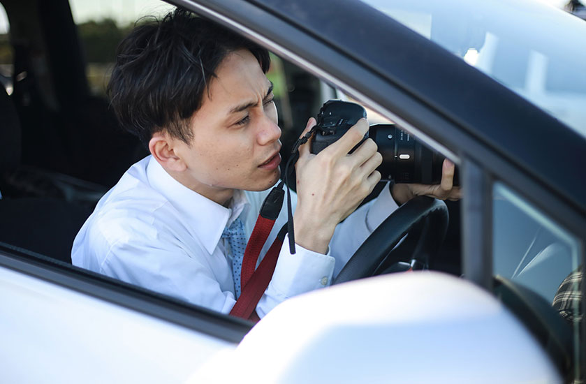 浮気調査中の探偵