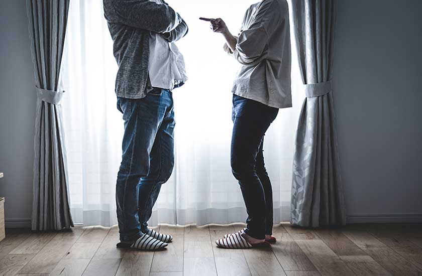 浮気の疑惑をパートナーに問い詰める女性