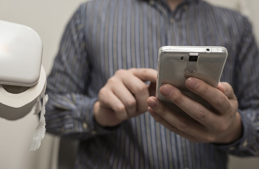 トイレにスマホを持ち込む男性