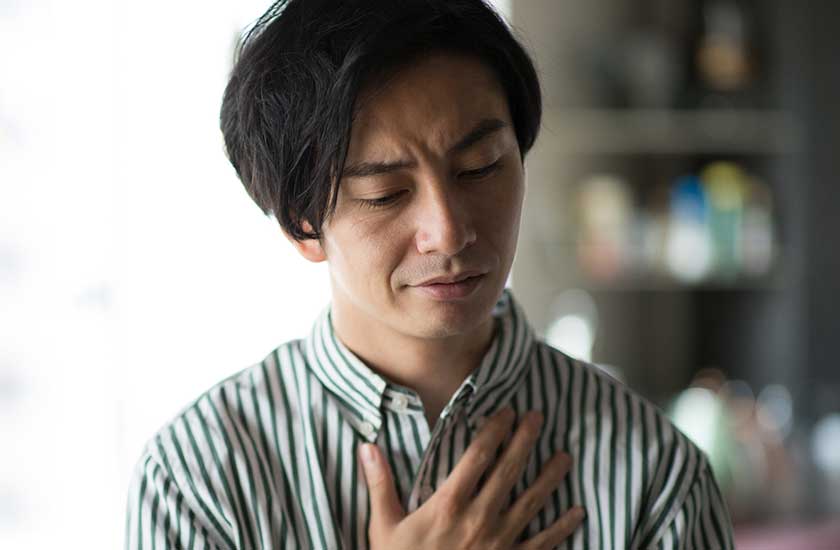 妻の浮気が発覚しショックを受ける既婚男性