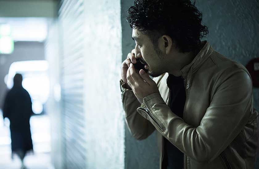 所在不明の相手を尾行する探偵