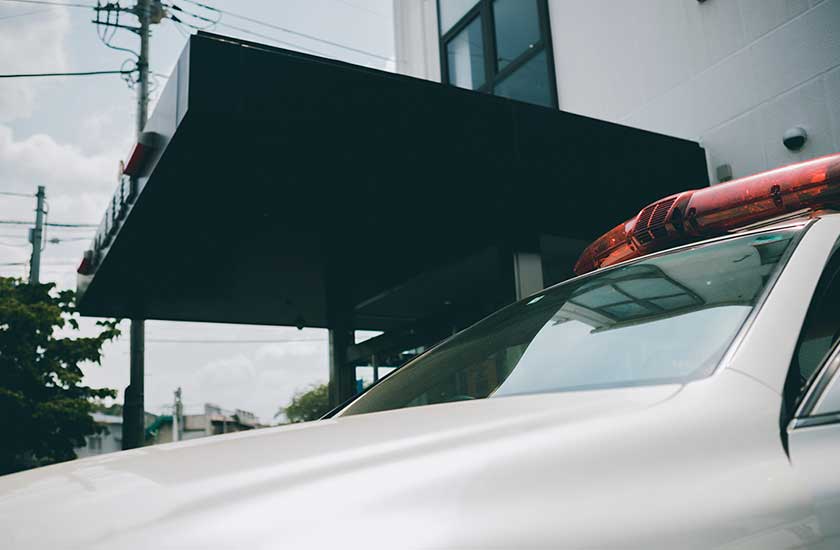 失踪した娘の届出を受ける警察署