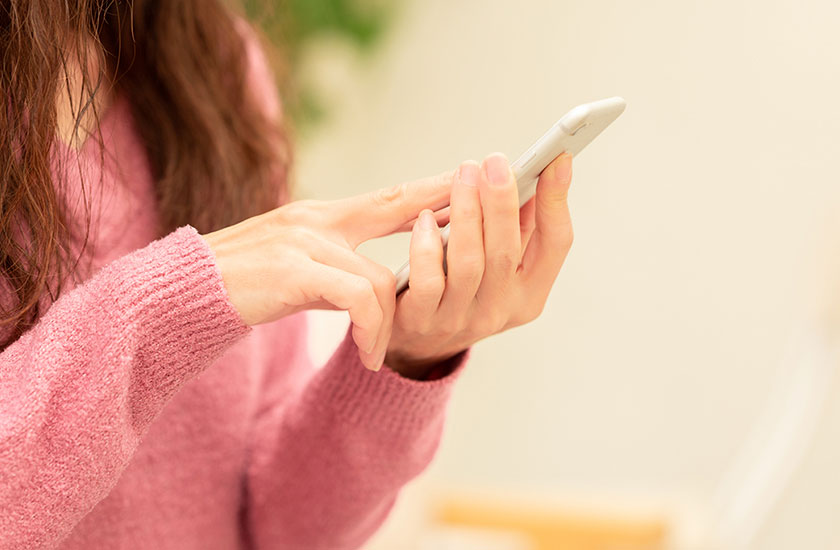 探偵社に調査を依頼する女性
