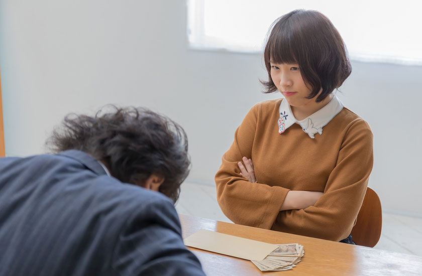 不倫離婚による慰謝料を受け取る女性