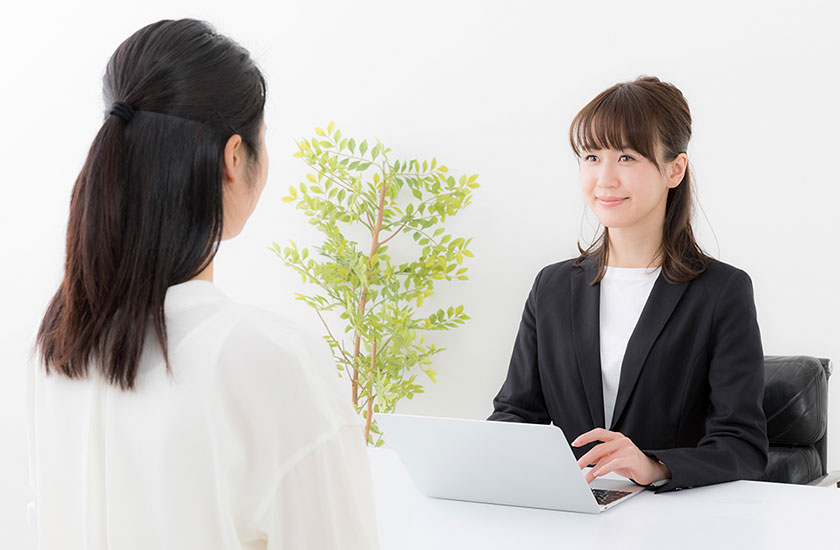 即日調査の無料相談を受ける依頼者