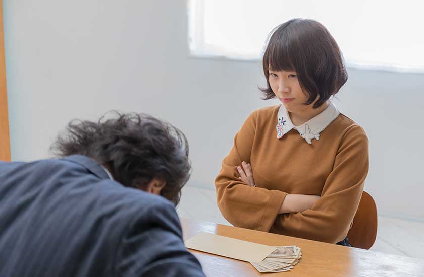 不倫証拠を活用して慰謝料を請求する女性