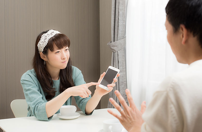 パートナーの浮気を問い詰める女性