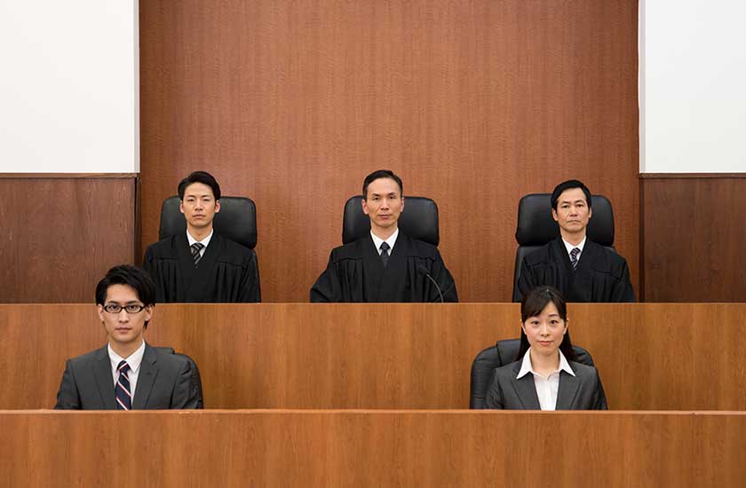 慰謝料請求の判断をする裁判官