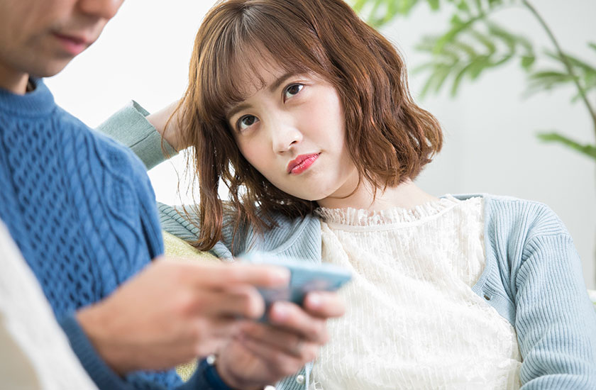 夫の浮気を確信した女性