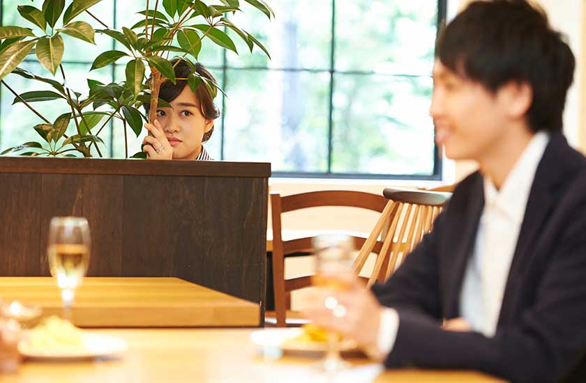 自力でパートナーの尾行を行う女性