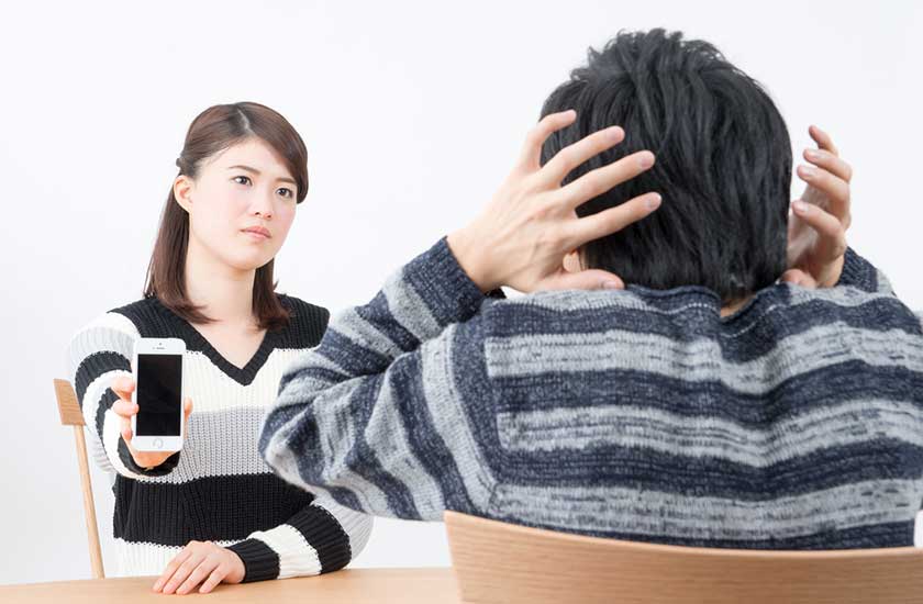 パートナーの浮気を疑う女性