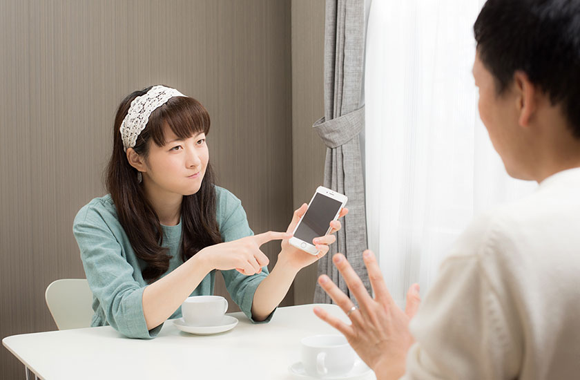 浮気の疑いのある夫を問い詰める妻