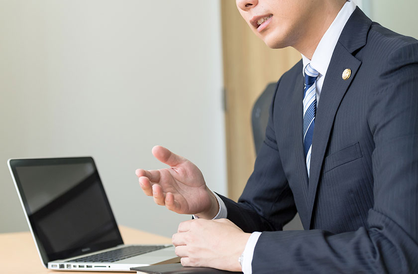 初回相談をうける弁護士
