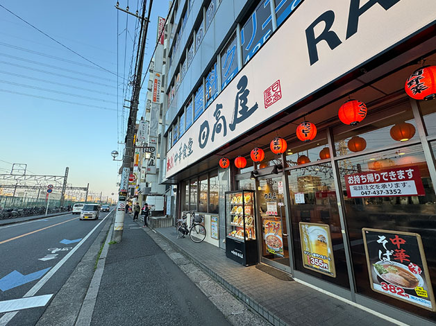 「日高屋（中華料理）」の前を線路沿いに進みます。